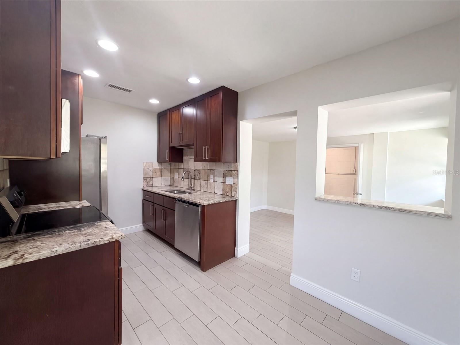 1610 STEVENSONS DR — photo 2