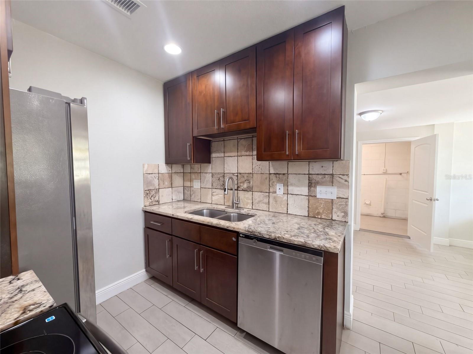 1610 STEVENSONS DR — photo 7