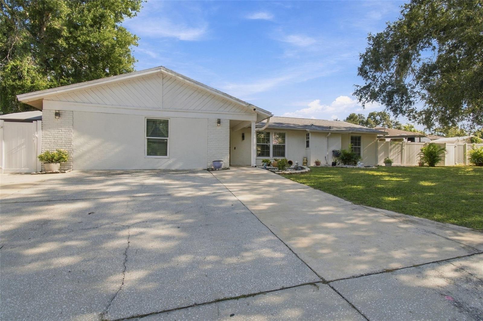 1325 OAKCREST DR — photo 3