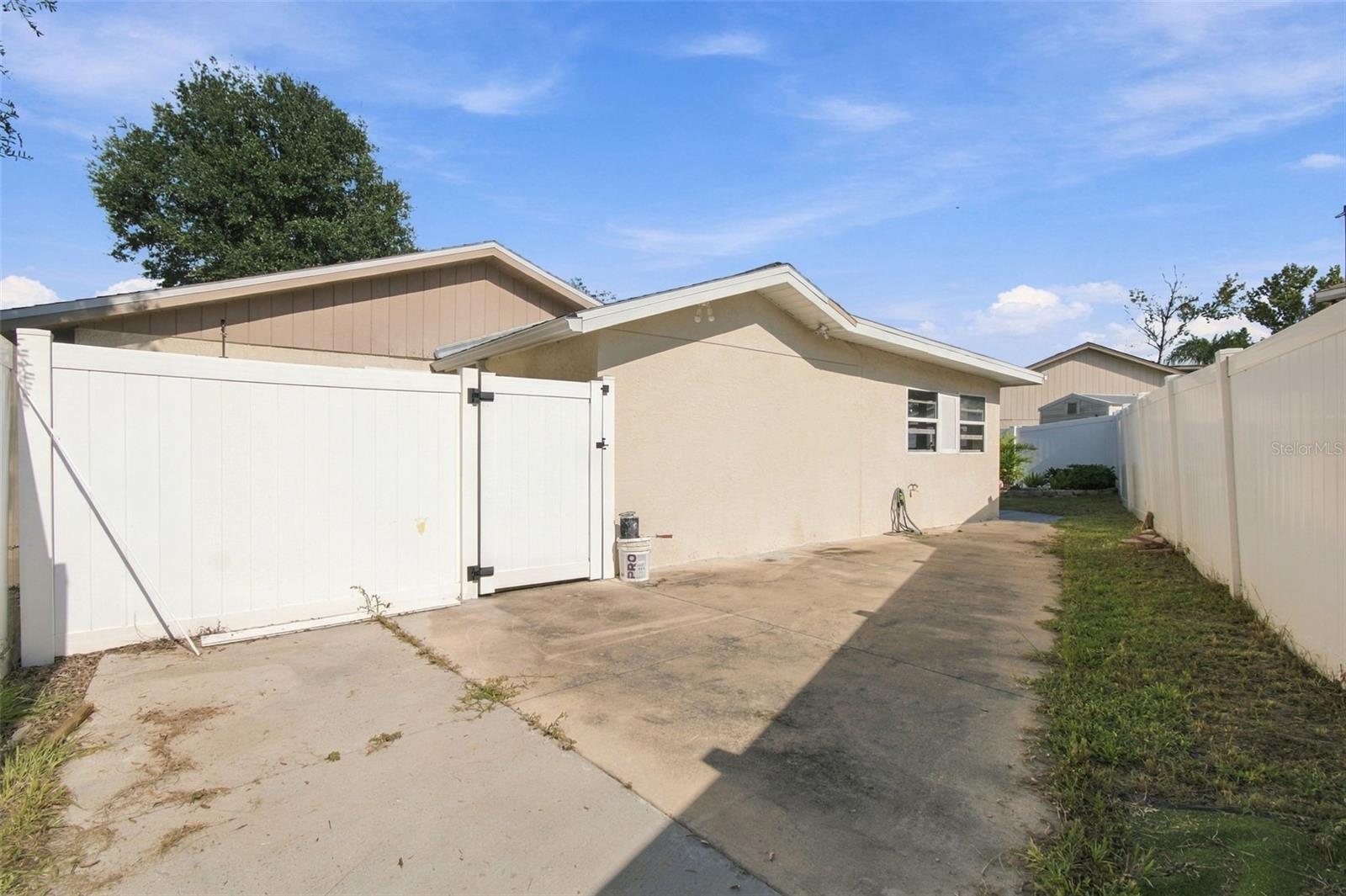 1325 OAKCREST DR — photo 44