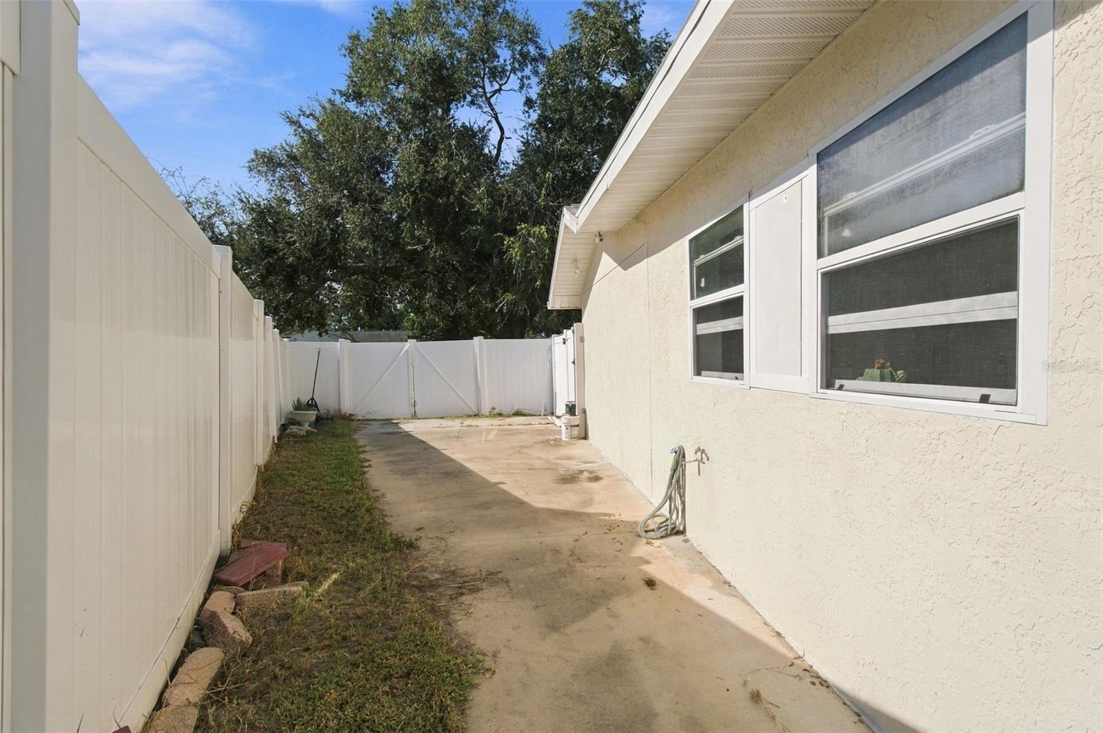 1325 OAKCREST DR — photo 45