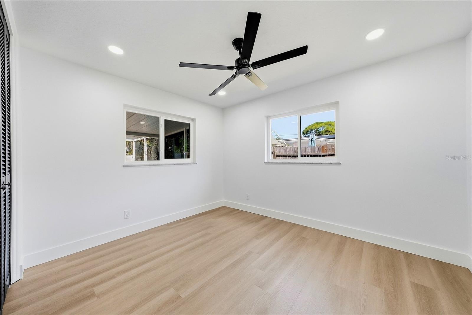 3360 70 ST N — photo 23