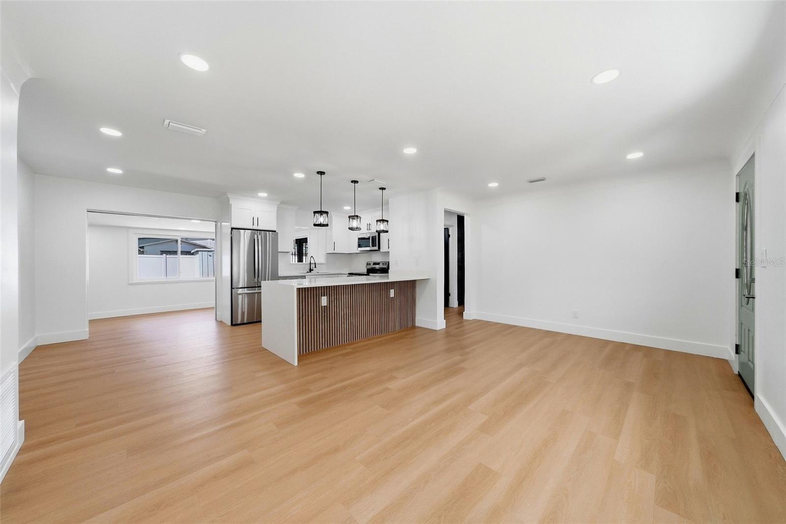 3360 70 ST N — photo 12