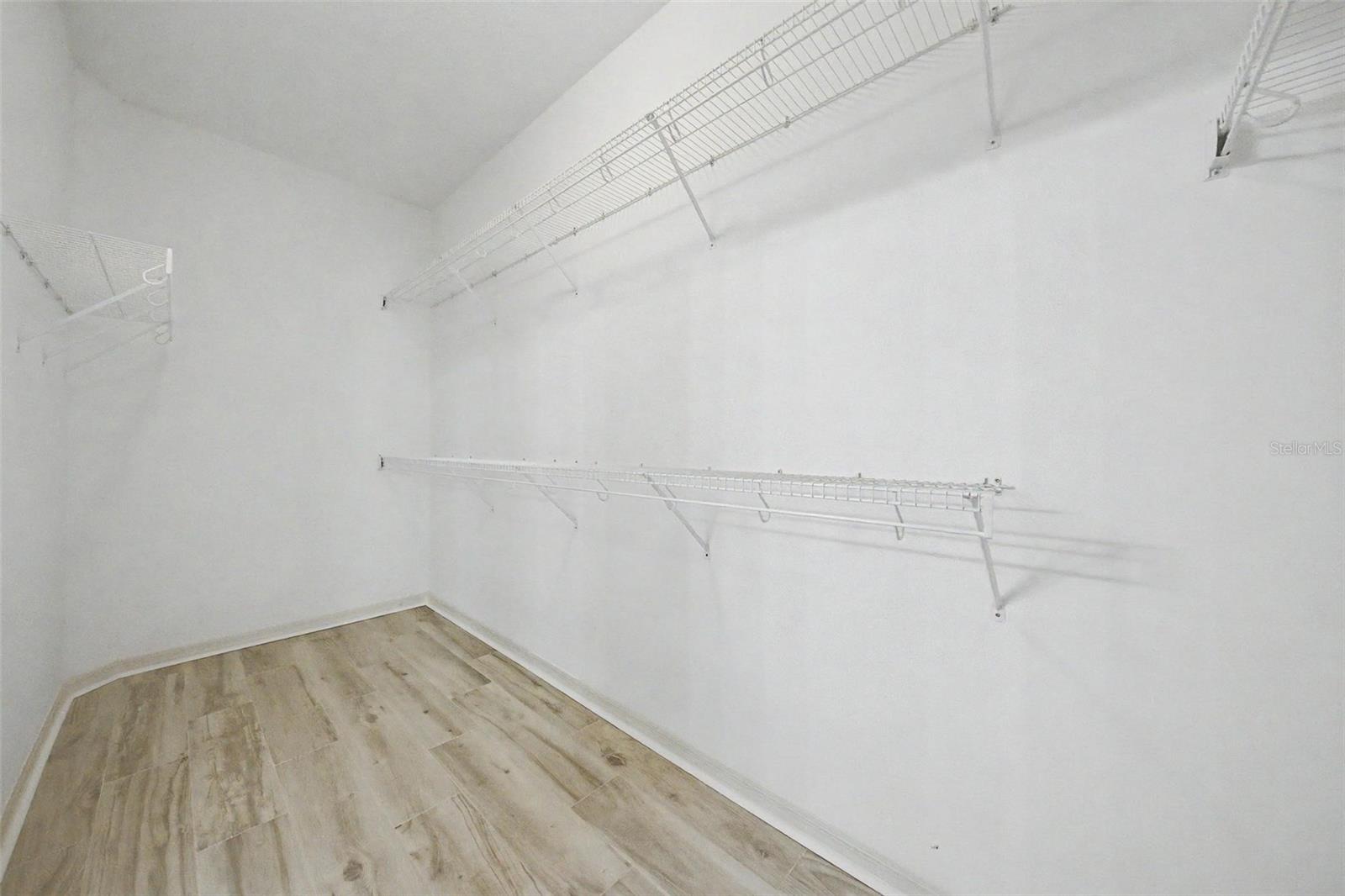 19205 AUTUMN WOODS AVE — photo 27