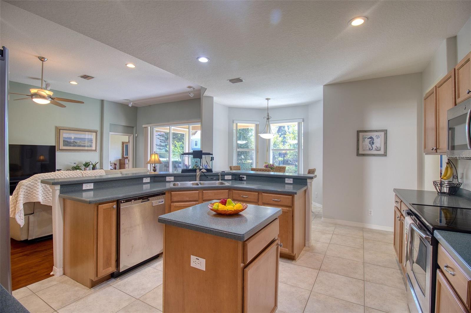 2219 ELIZABETH WAY — photo 17