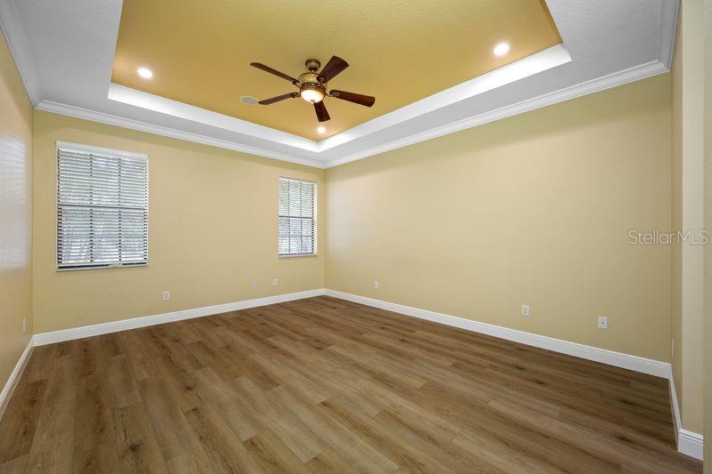 114 IRWIN ST E — photo 25