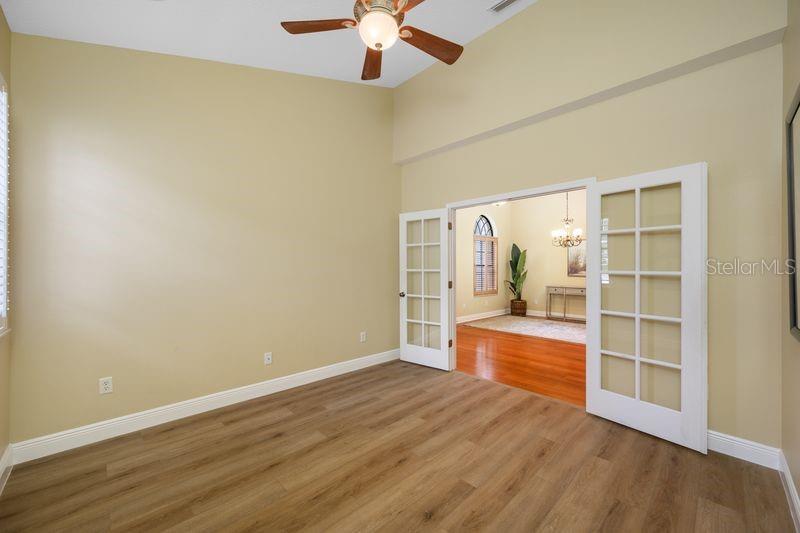 114 IRWIN ST E — photo 11