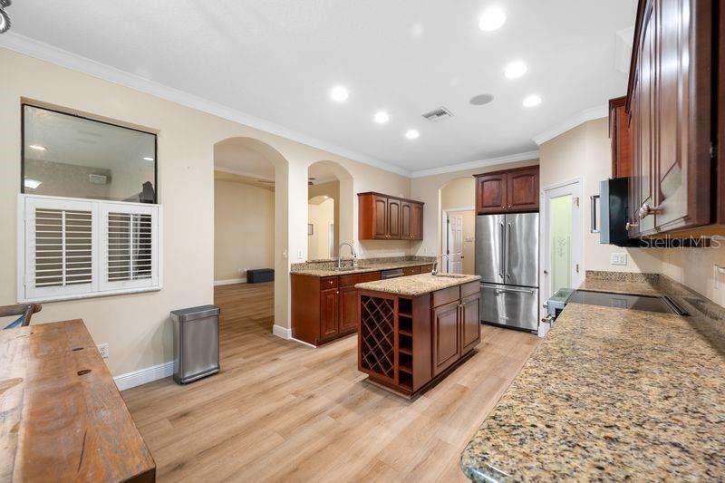 114 IRWIN ST E — photo 15