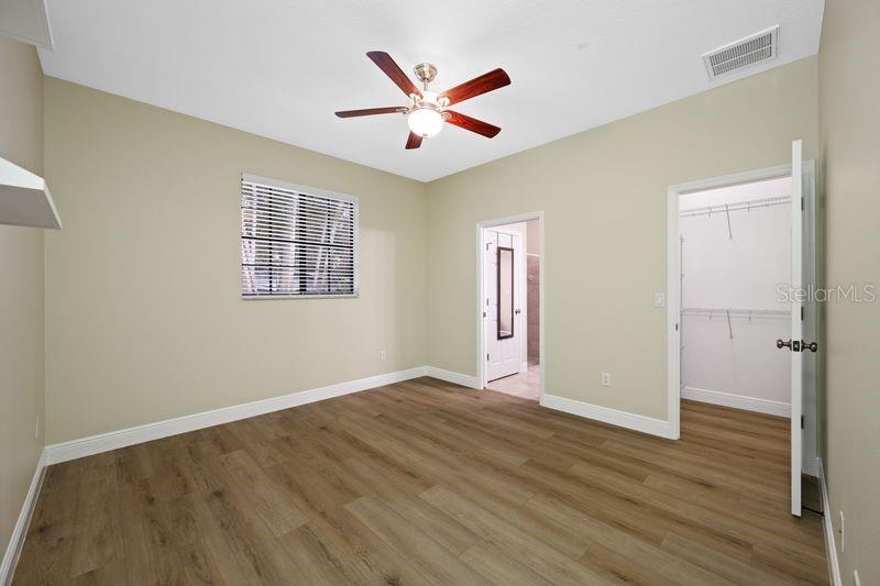 114 IRWIN ST E — photo 38