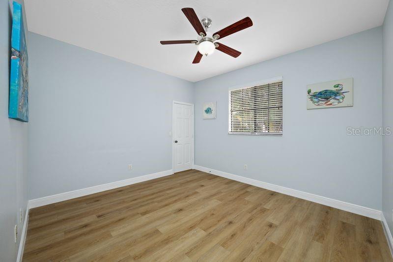 114 IRWIN ST E — photo 34