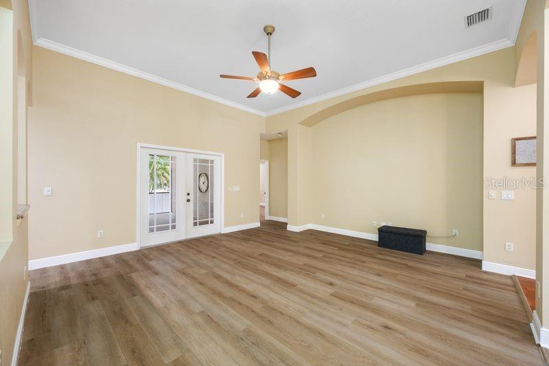 114 IRWIN ST E — photo 22