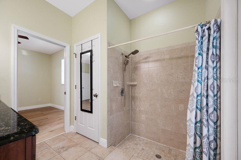 114 IRWIN ST E — photo 40