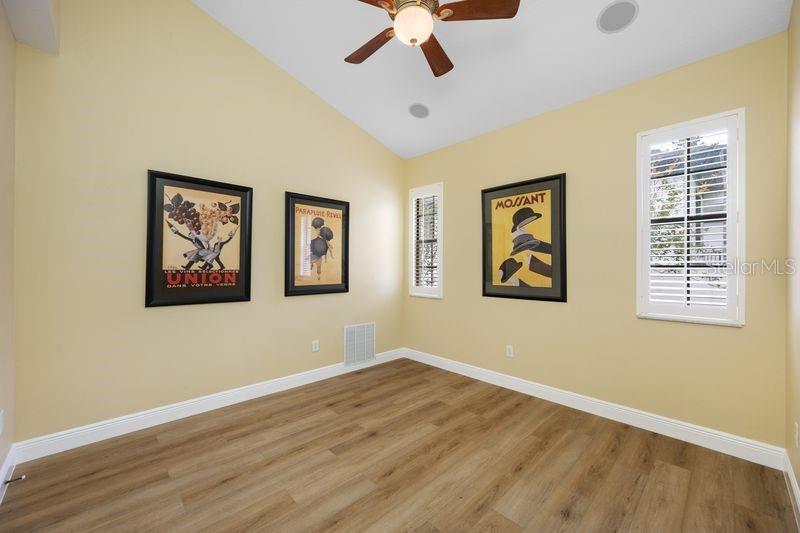 114 IRWIN ST E — photo 12