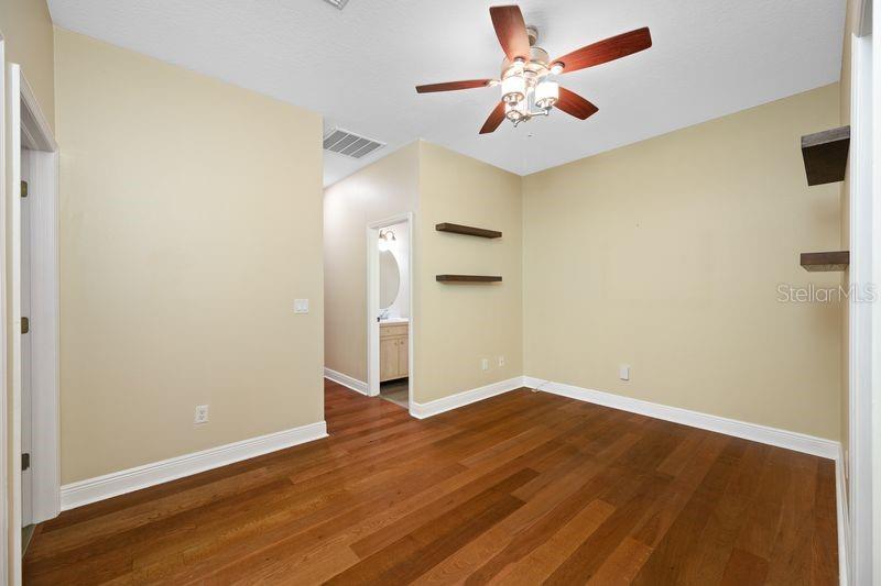 114 IRWIN ST E — photo 44