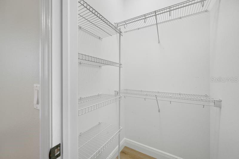 114 IRWIN ST E — photo 35