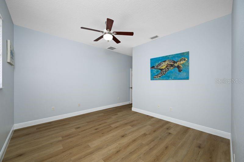 114 IRWIN ST E — photo 33