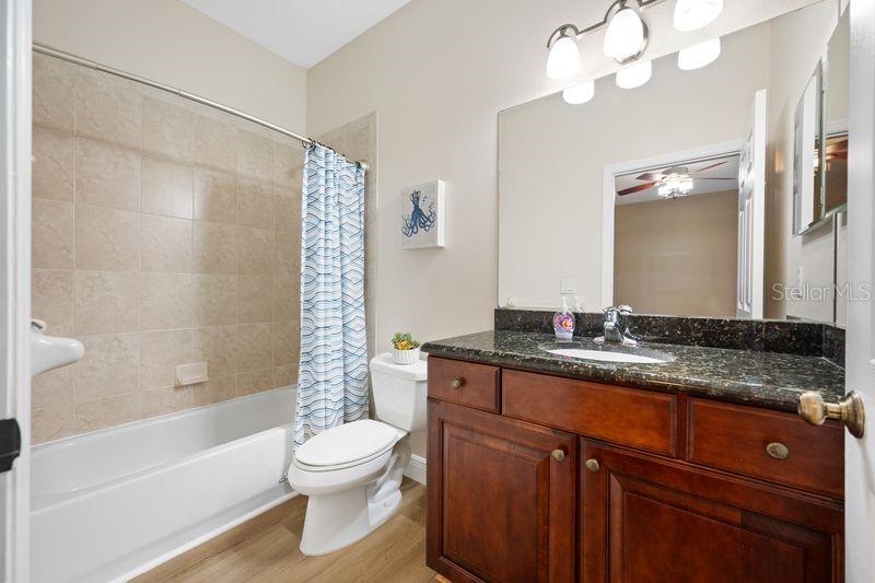 114 IRWIN ST E — photo 36