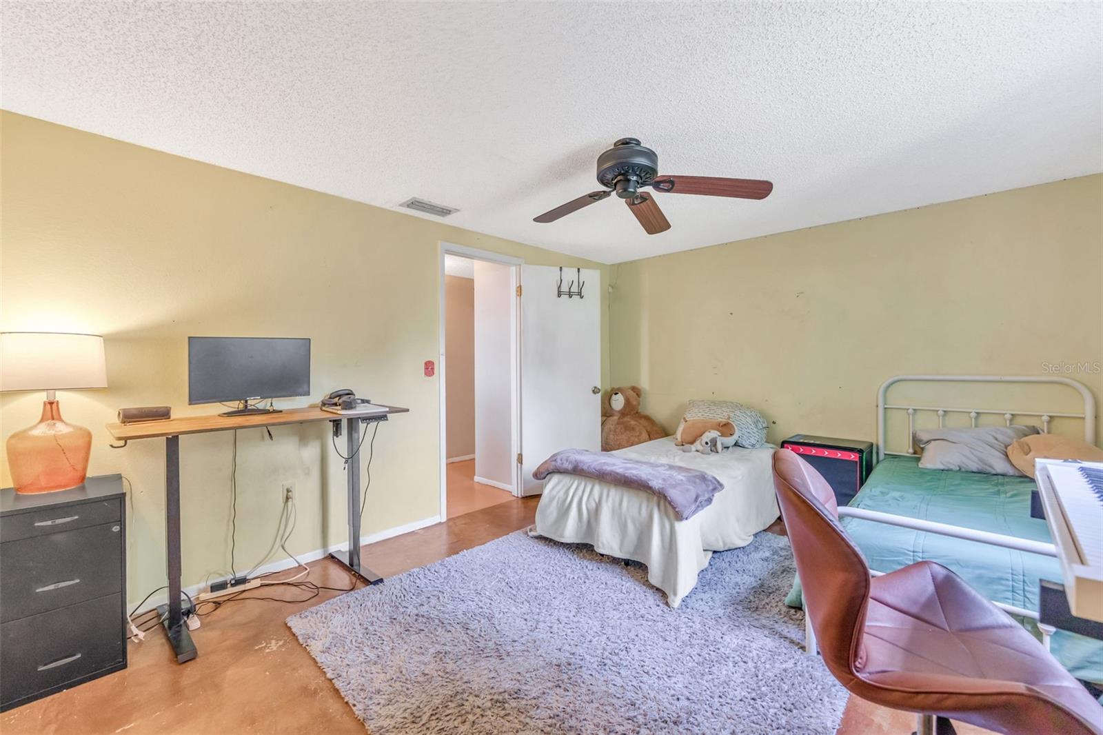 1202 ROYAL OAK DR — photo 32