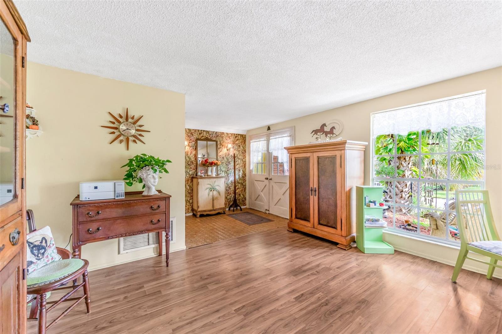 1202 ROYAL OAK DR — photo 4