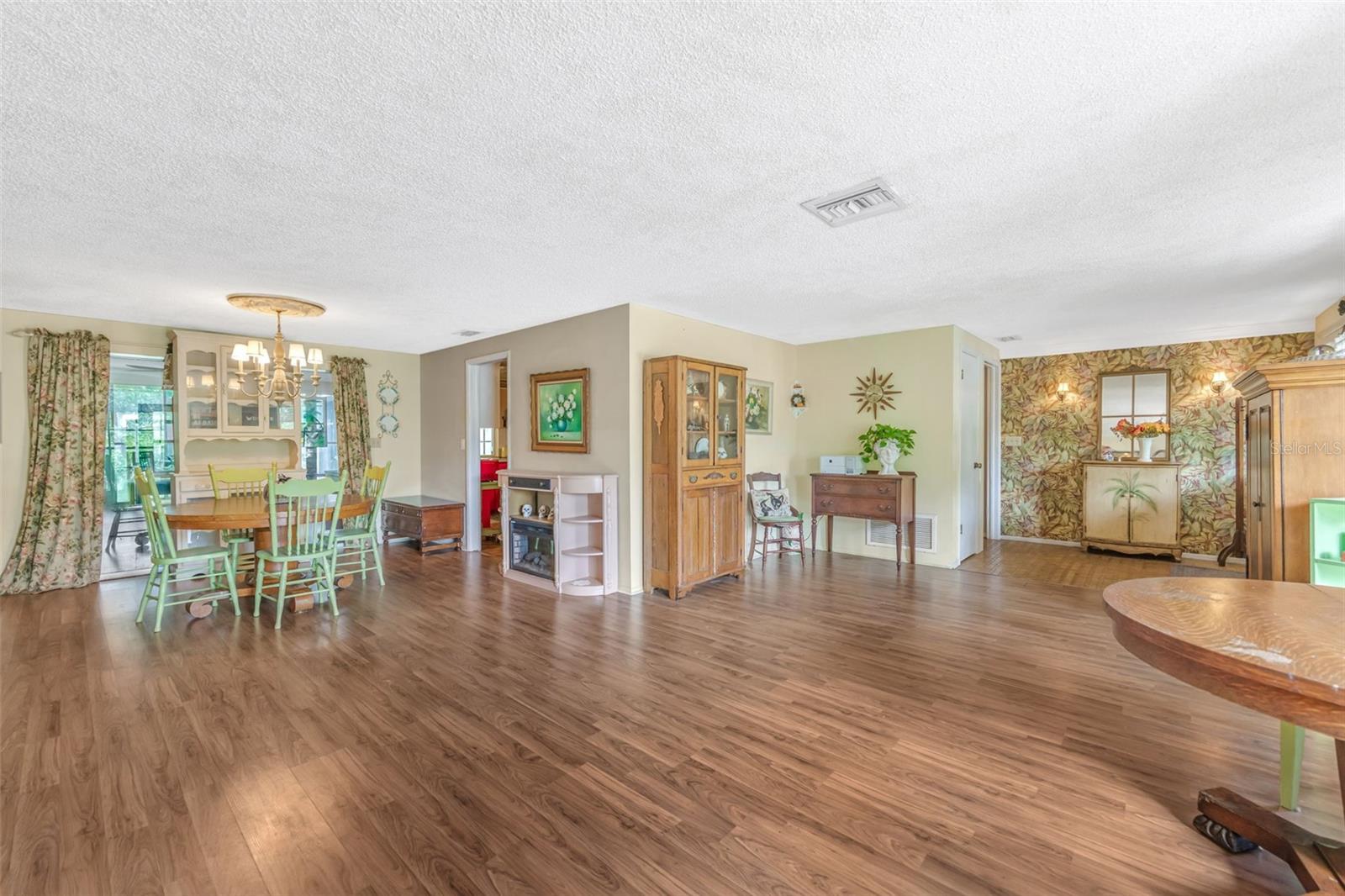 1202 ROYAL OAK DR — photo 8