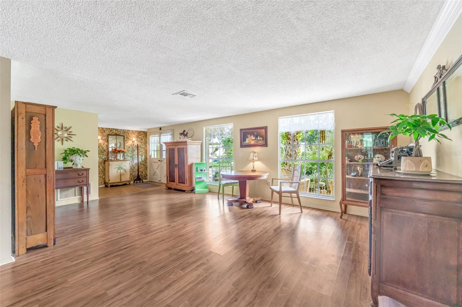 1202 ROYAL OAK DR — photo 5