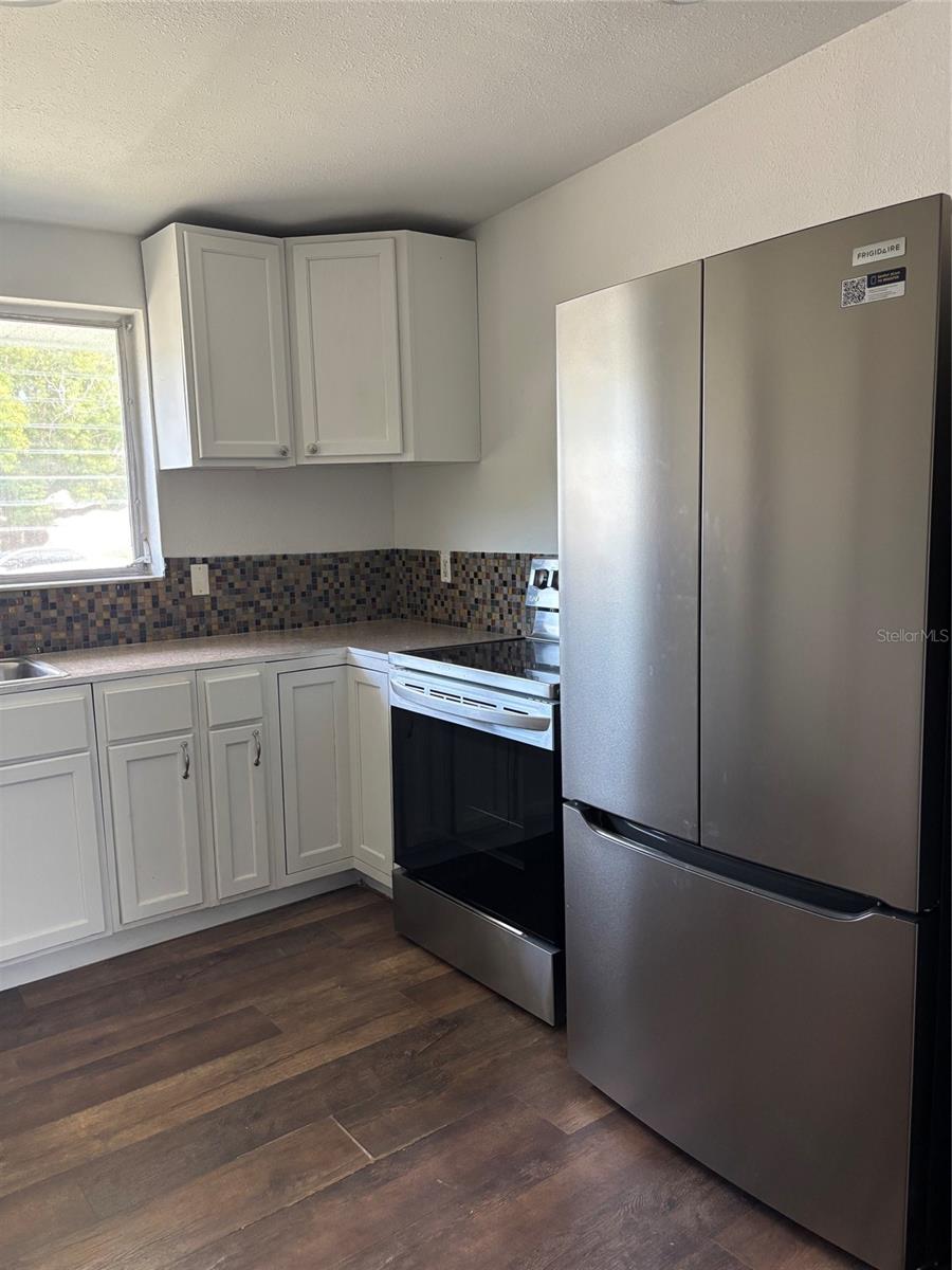 1541 BONAIR ST — photo 8