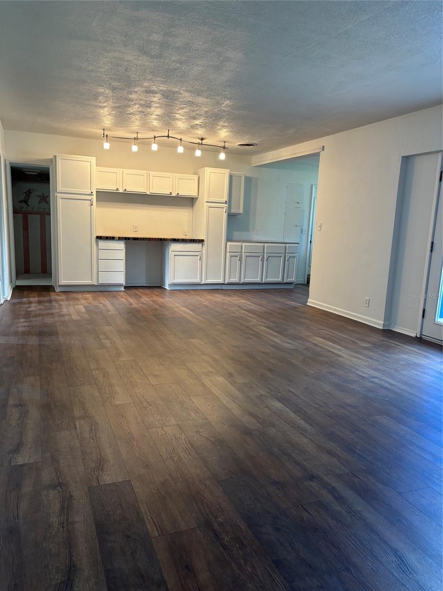 1541 BONAIR ST — photo 3