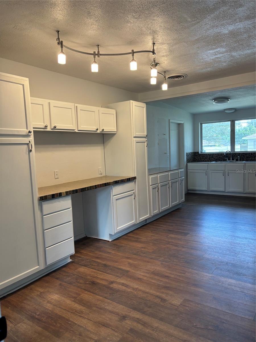 1541 BONAIR ST — photo 10