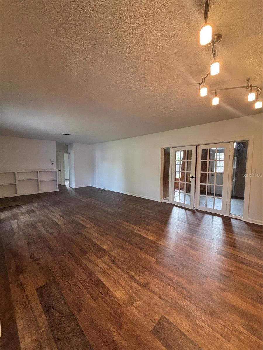 1541 BONAIR ST — photo 4
