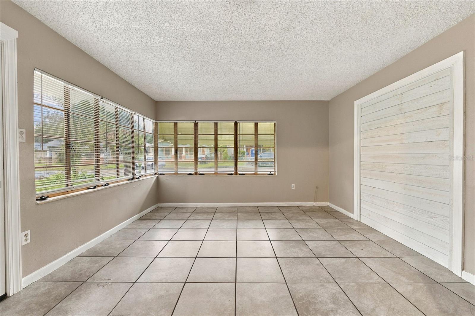 116 W OSBORNE AVE — photo 8