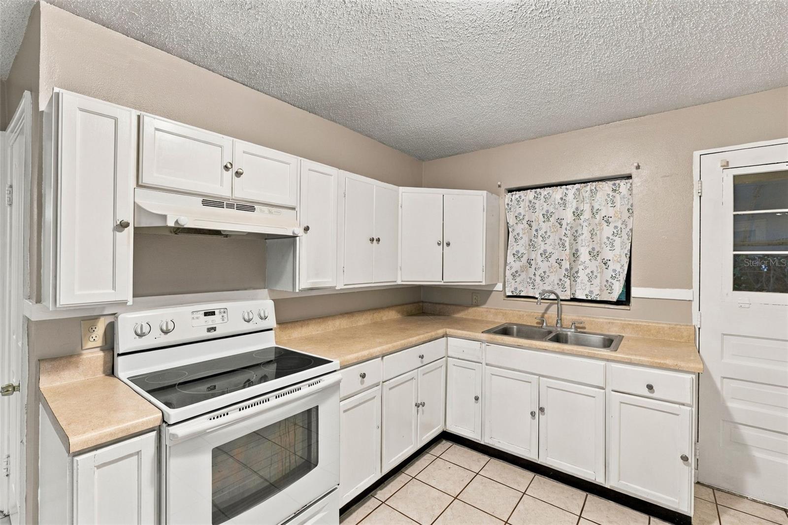 116 W OSBORNE AVE — photo 11