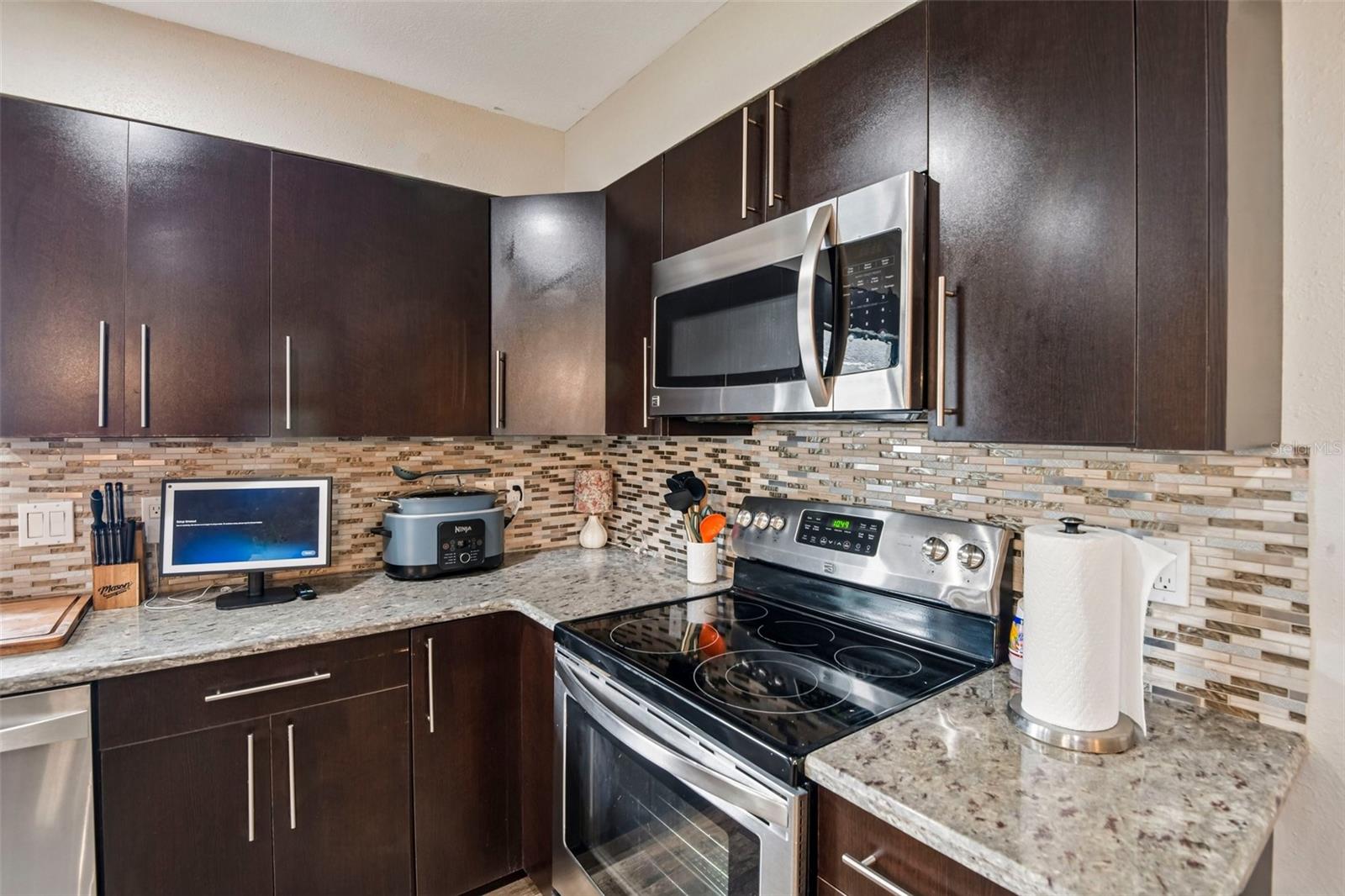 1175 SAN CARLOS AVE NE — photo 10