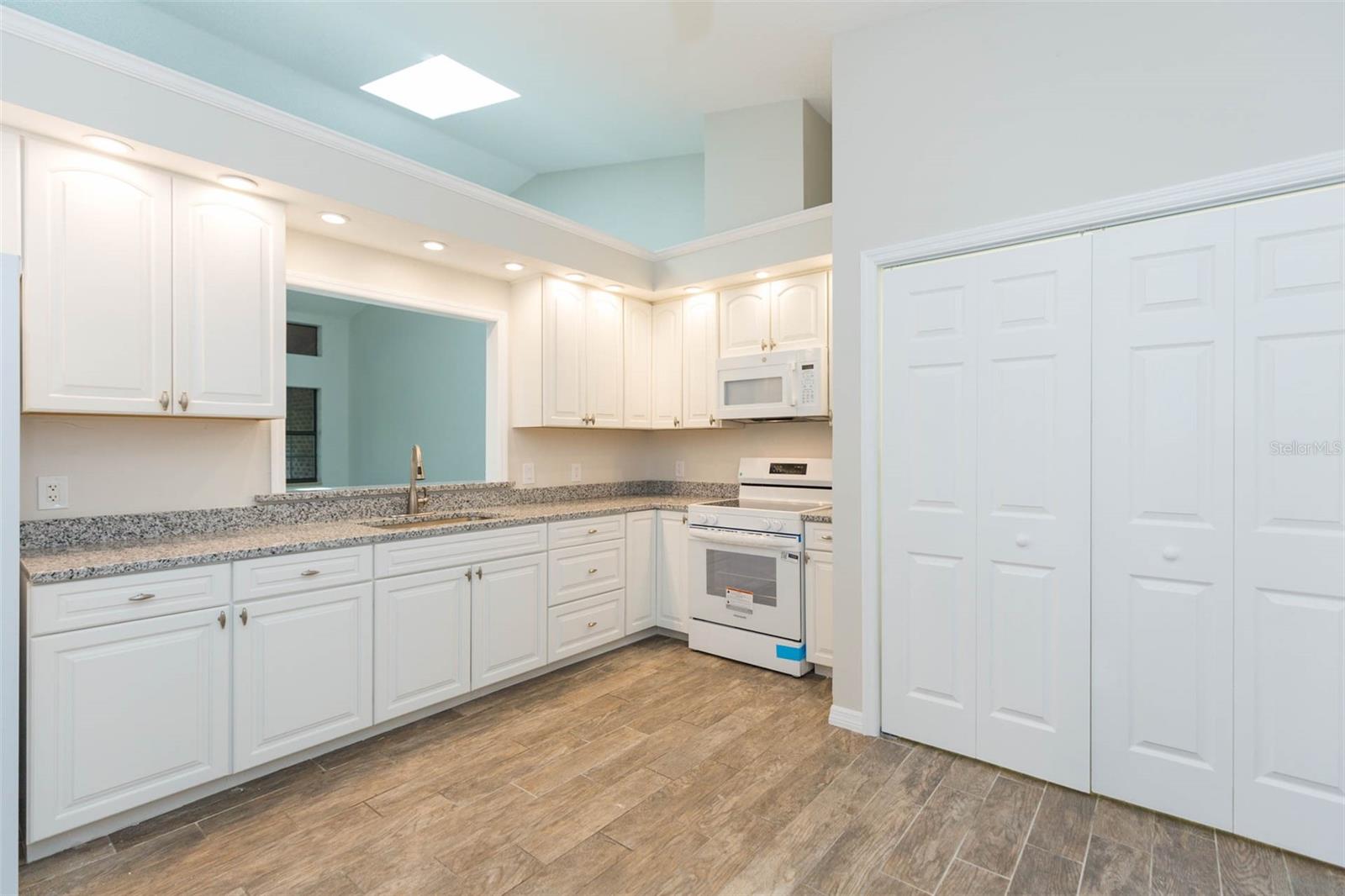 6541 BRENTWOOD DR — photo 8