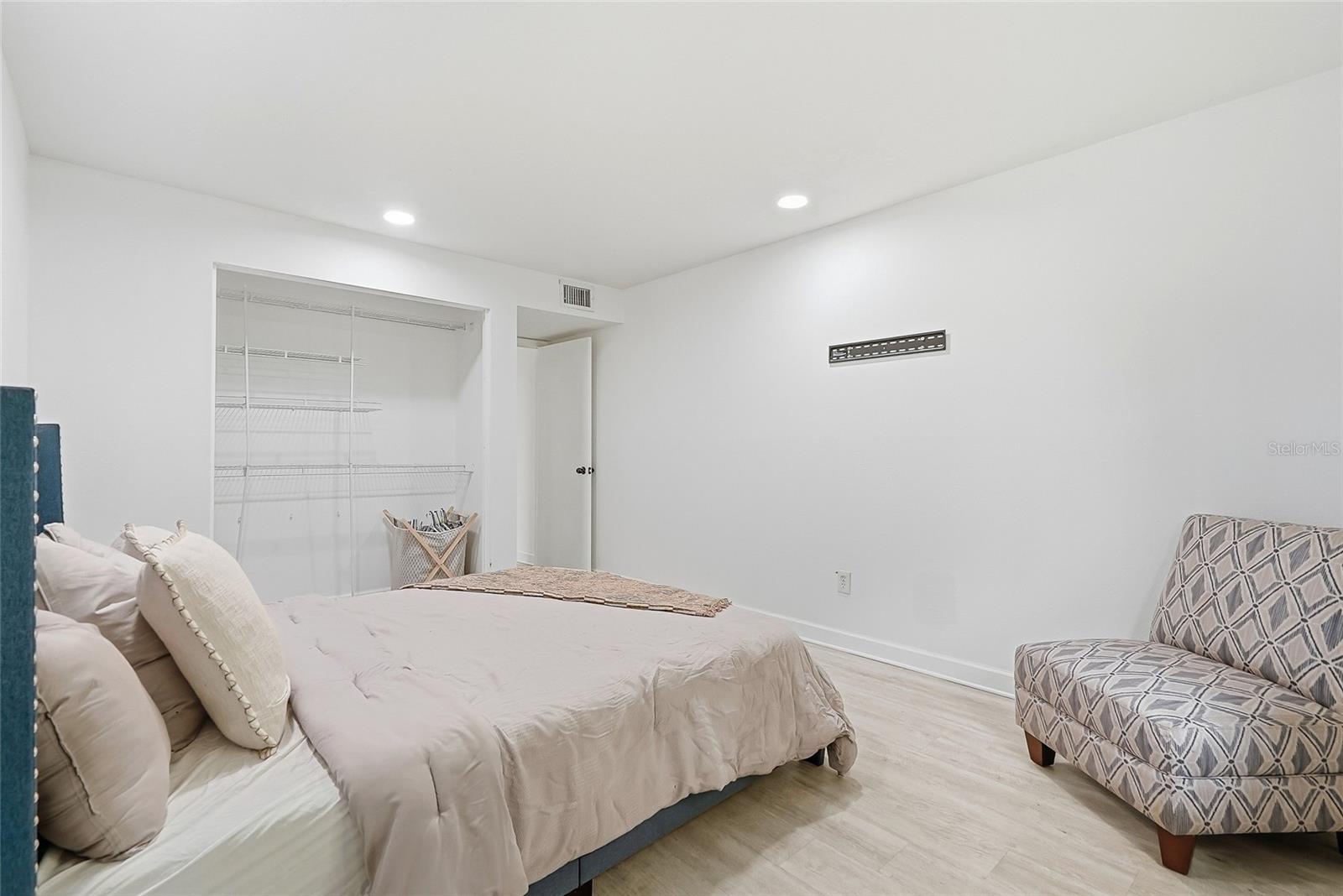 4206 WINDTREE DR — photo 32