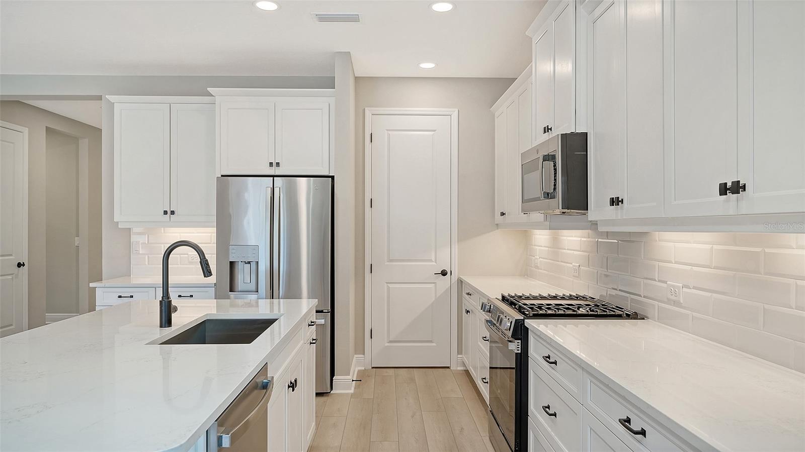 8201 SCARLETBUSH DR — photo 15
