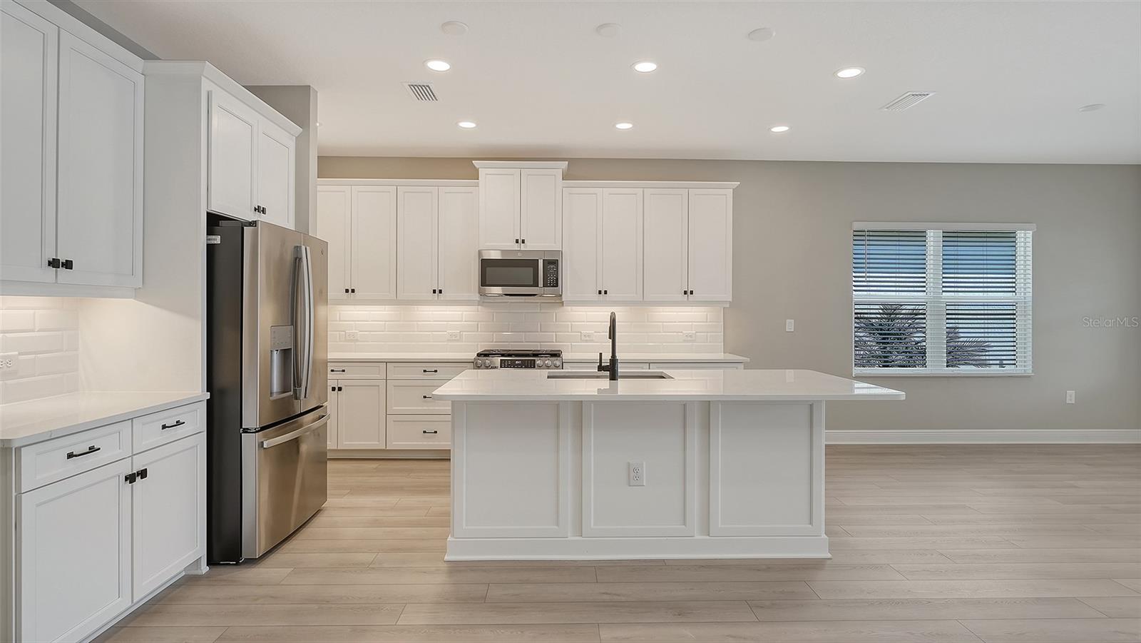 8201 SCARLETBUSH DR — photo 13