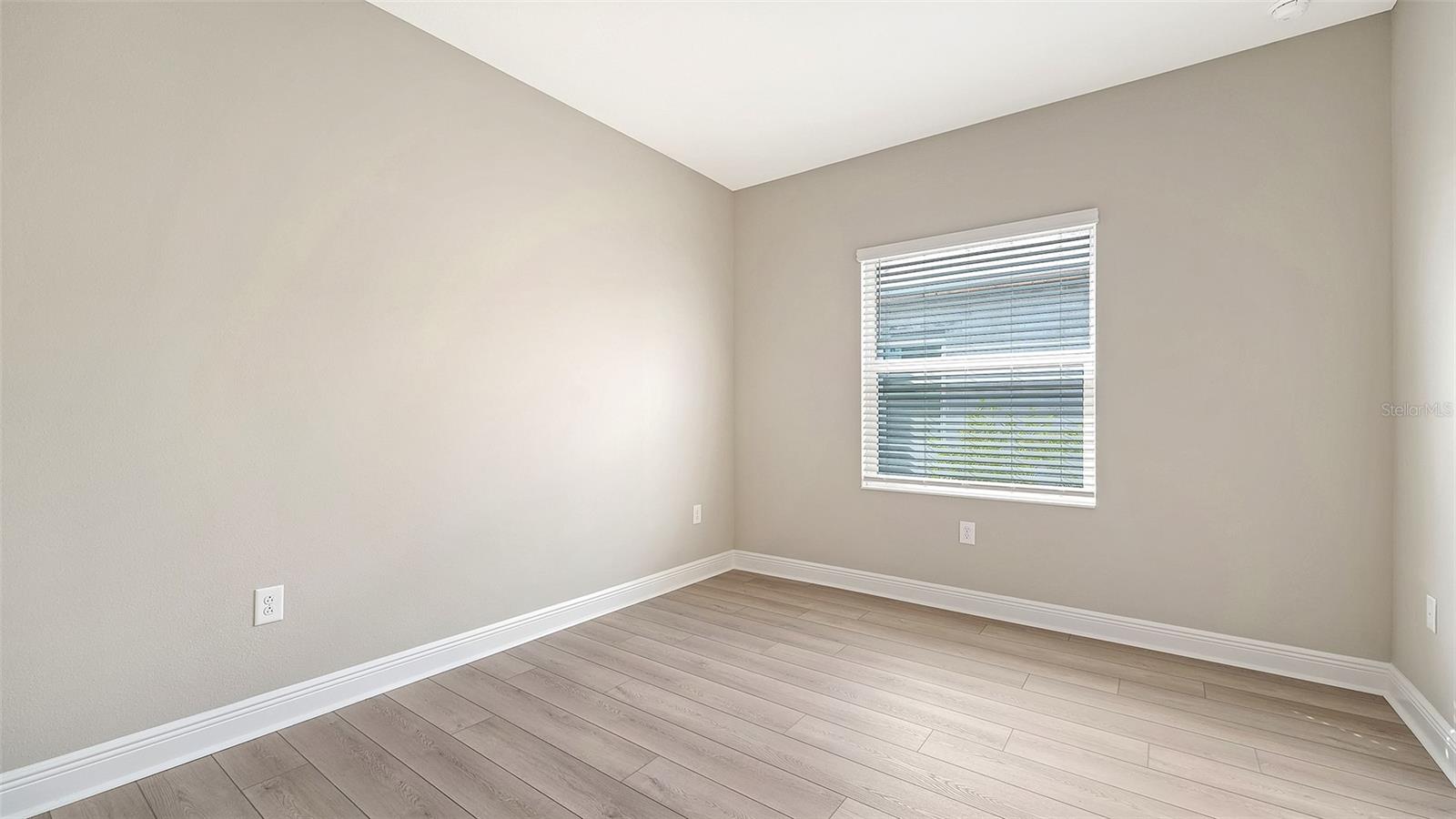 8201 SCARLETBUSH DR — photo 30