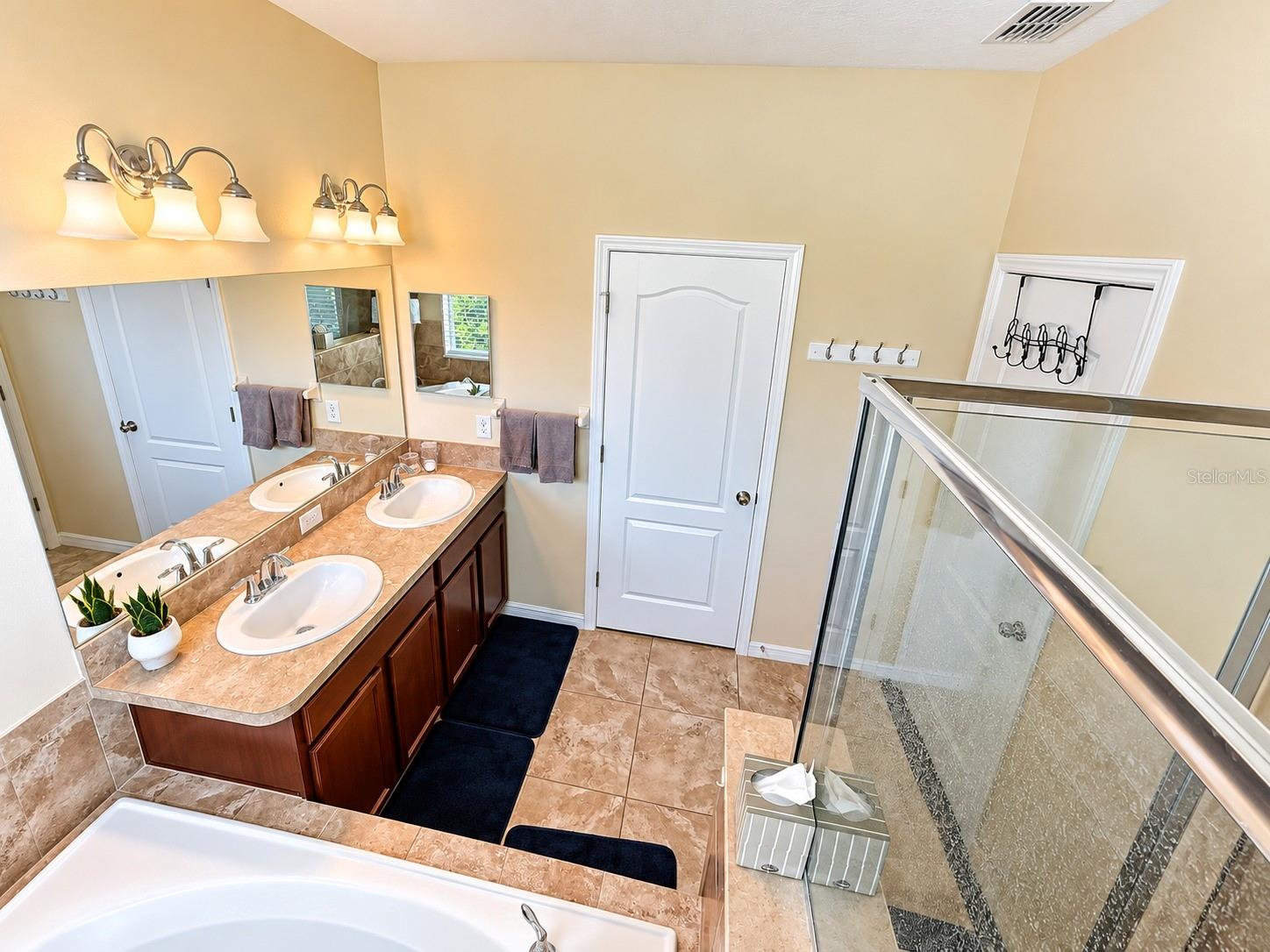 3748 ROUND TABLE CT — photo 19