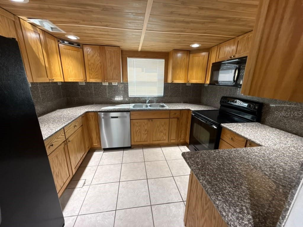 8606 N SEMMES ST #B — photo 17