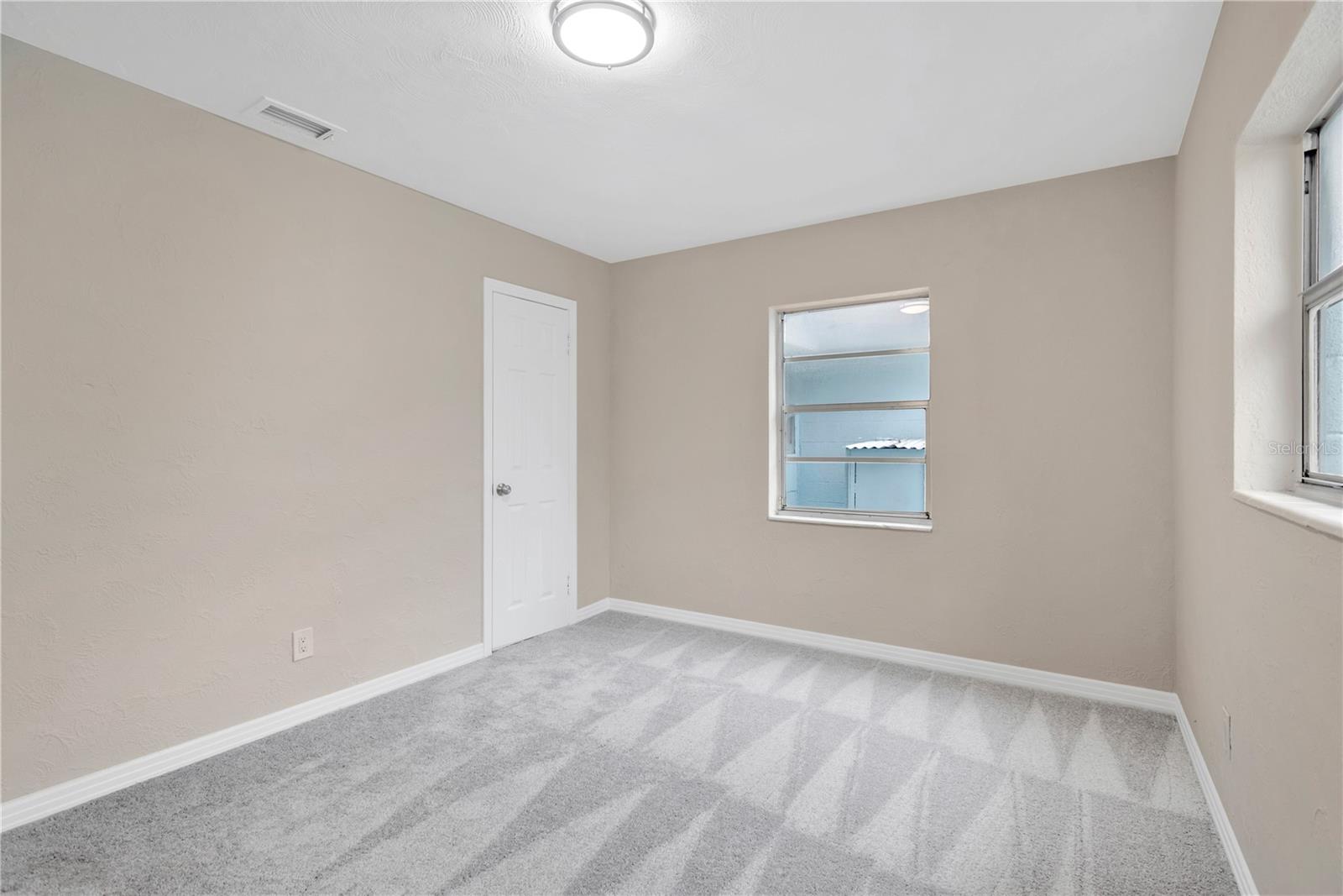 702 E BROAD ST — photo 18