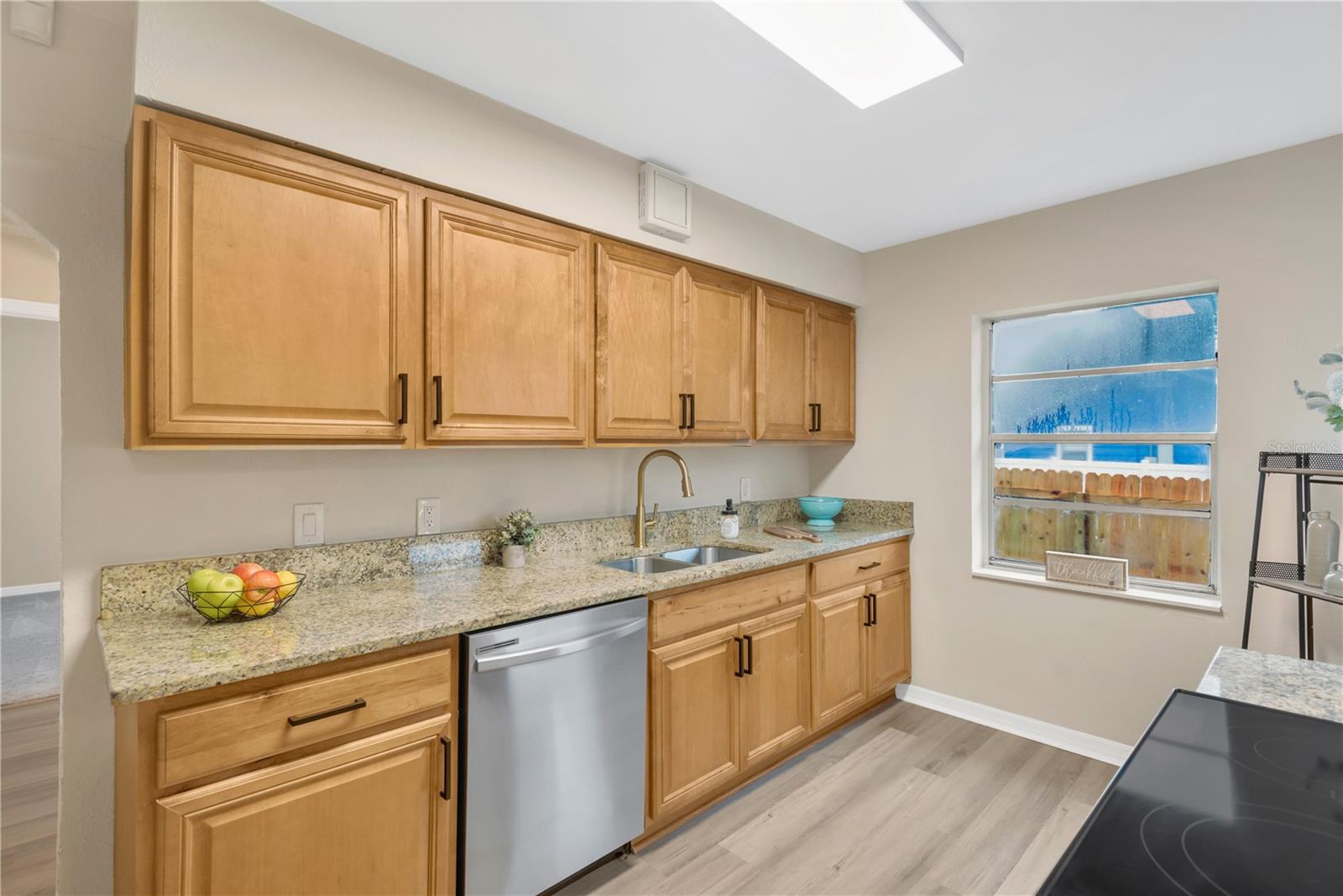 702 E BROAD ST — photo 3