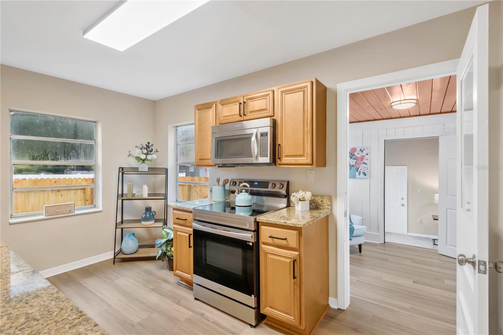 702 E BROAD ST — photo 2