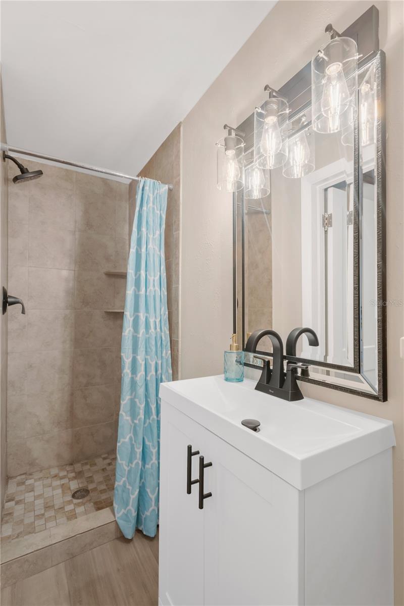 702 E BROAD ST — photo 15
