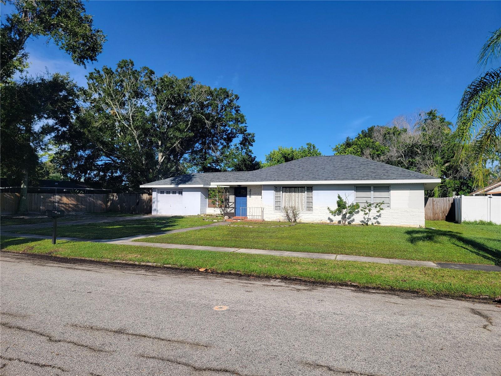 218 CRESCENT CT E — photo 4