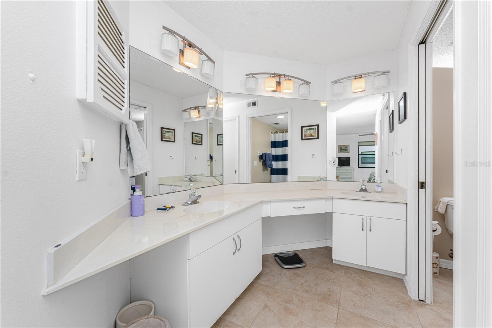 511 PINE HOLLOW CIR #511 — photo 31