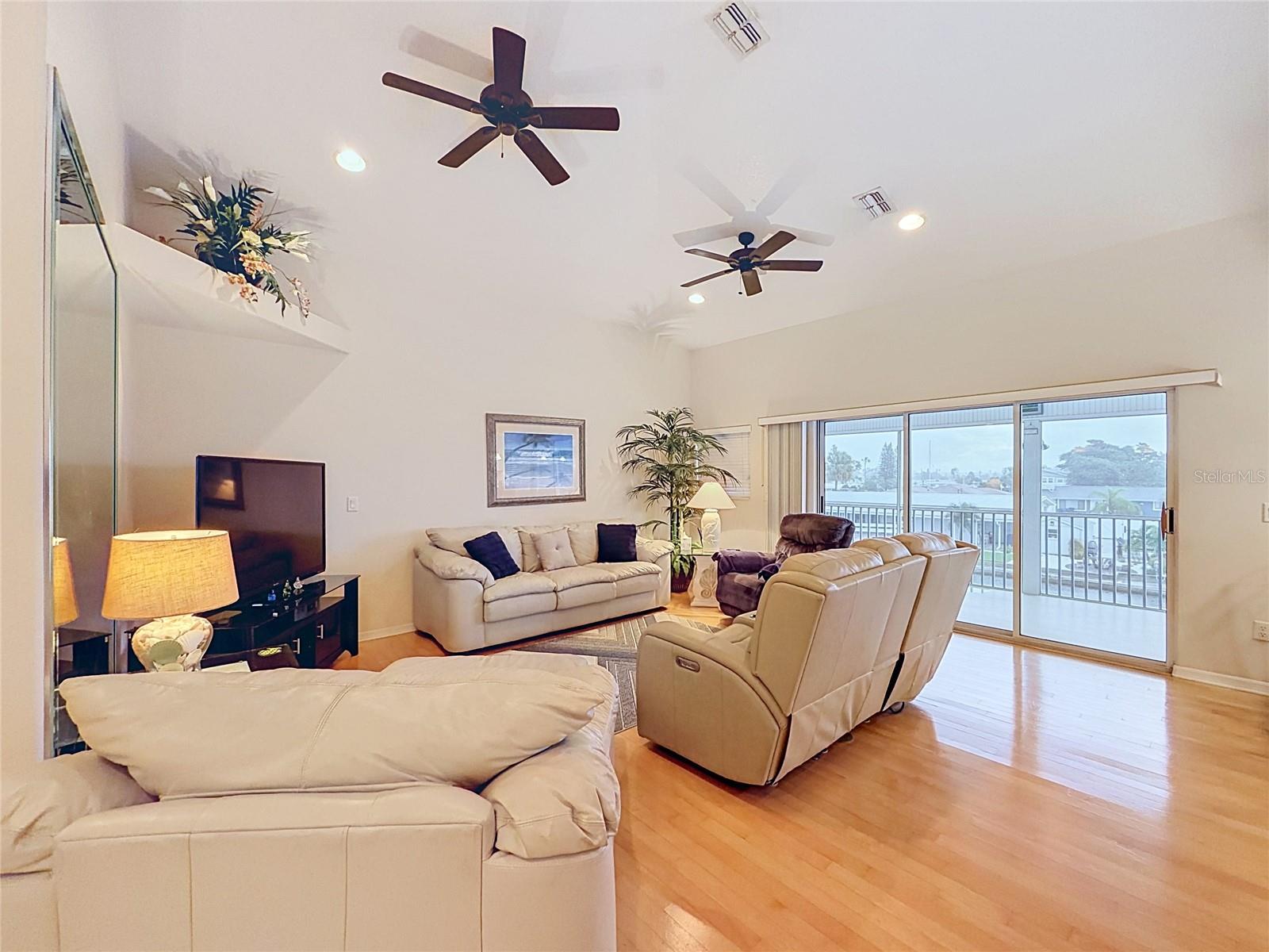 13540 MARIA DR — photo 31