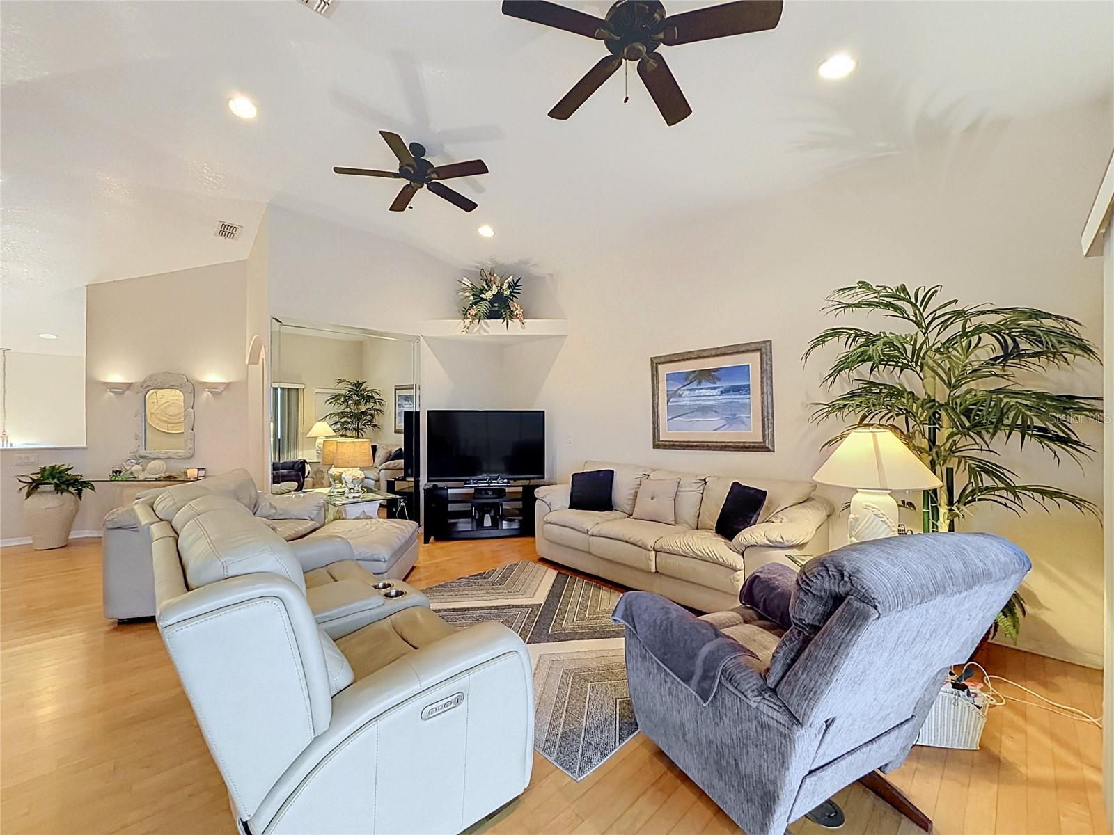 13540 MARIA DR — photo 33