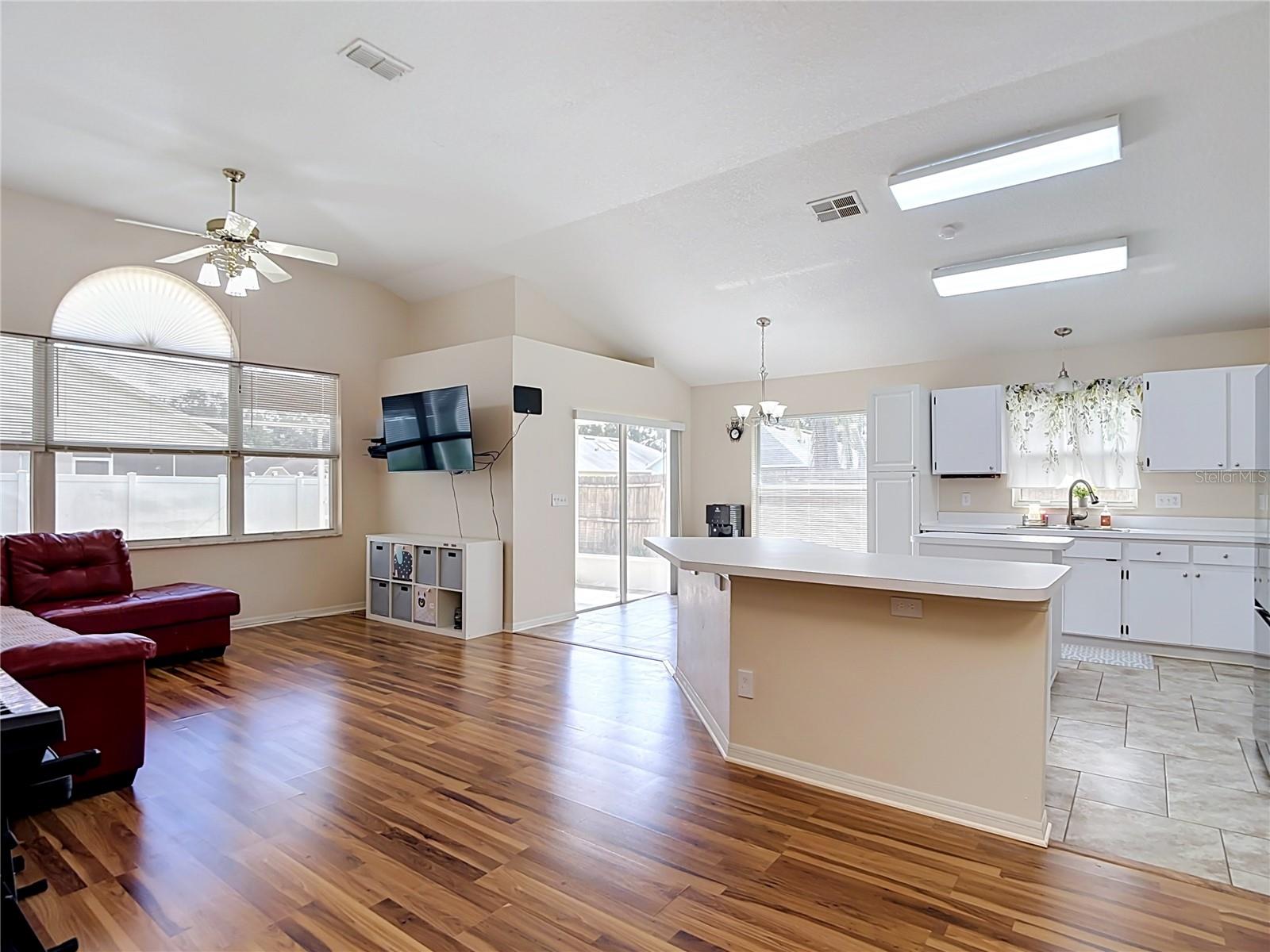 5818 AZURE DR — photo 10
