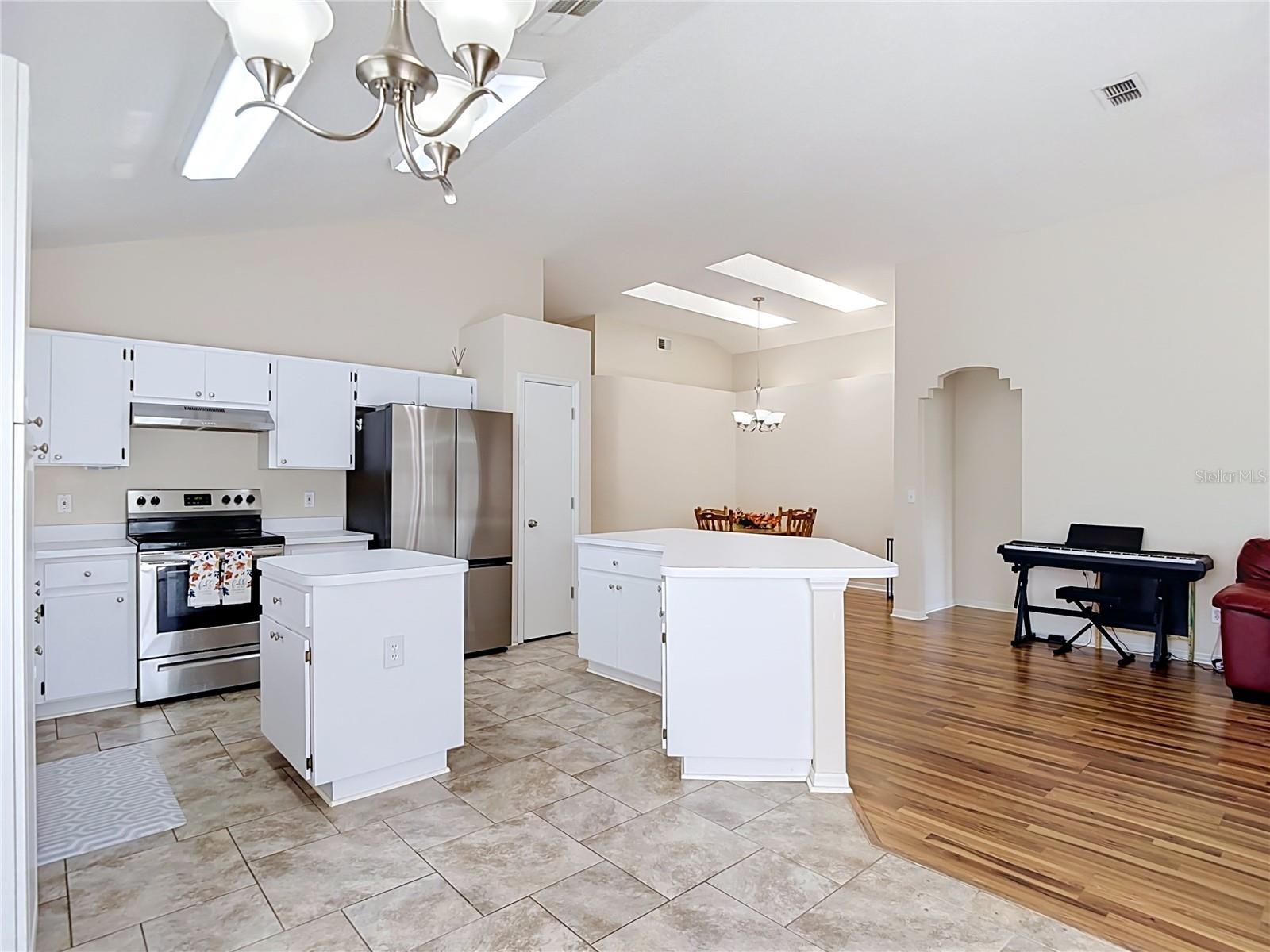 5818 AZURE DR — photo 22