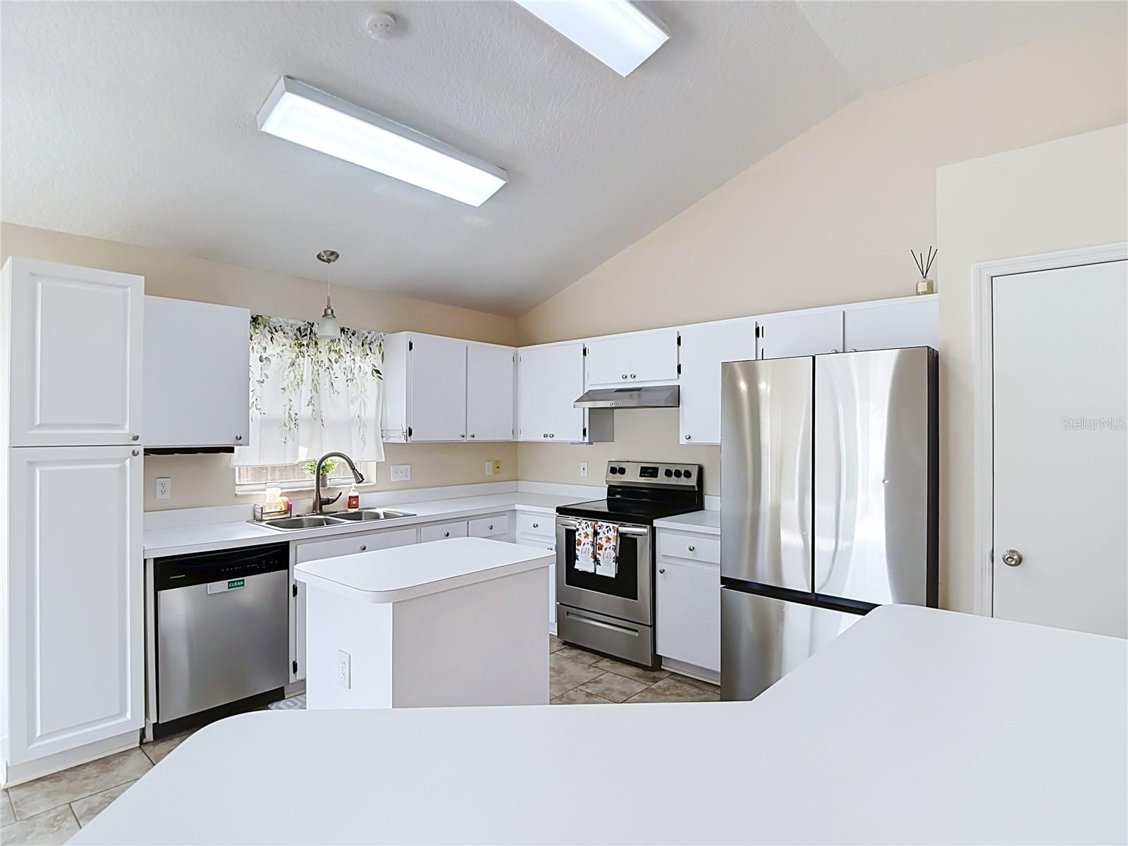 5818 AZURE DR — photo 11